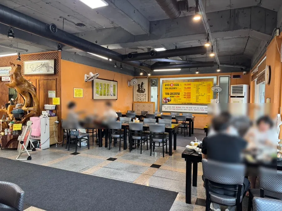 Dining hall at Jeonju House with group seating