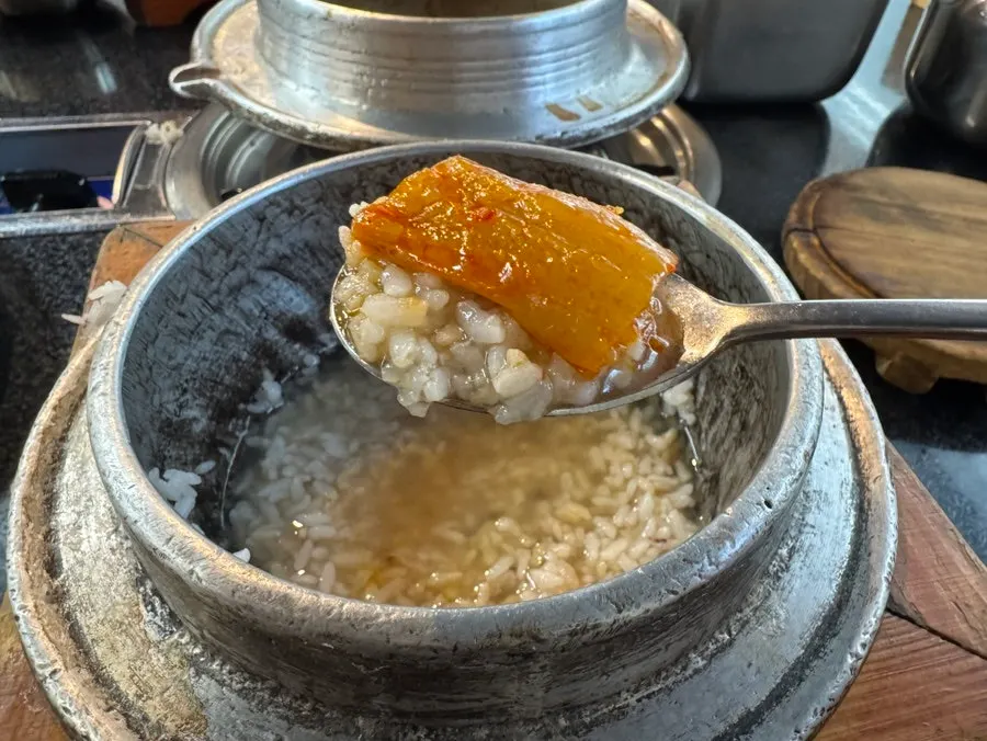 Rice-crust pot rice enjoyed at the end of the meal
