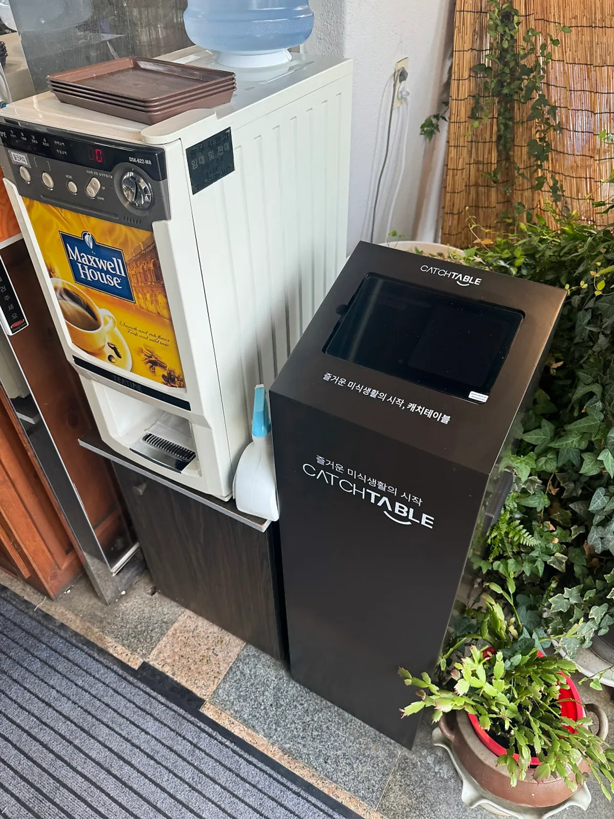出口处的Catchtable候位机与混合咖啡自动售货机