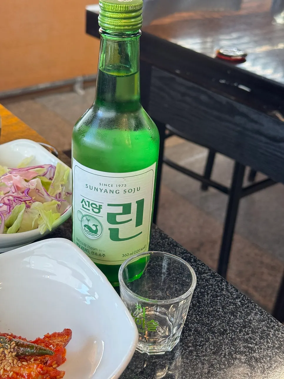 在铁锅上与陈年泡菜一起煎烤的五花肉