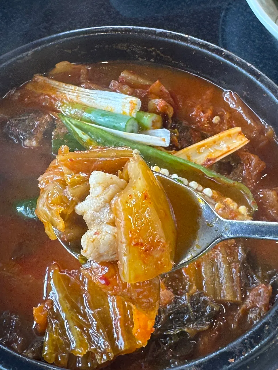 配着烧酒一起煎烤的铁锅五花肉