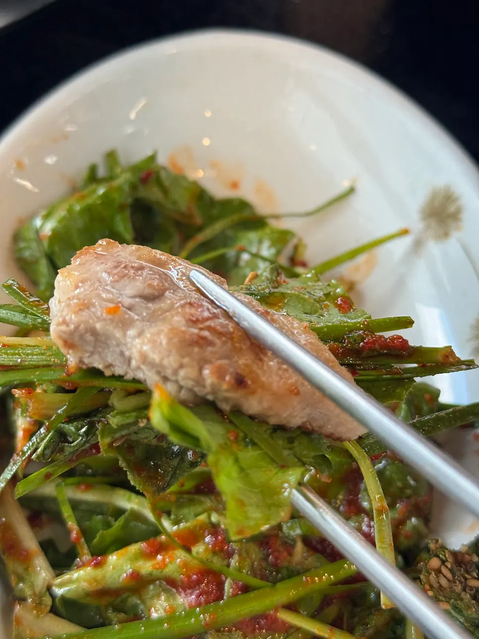 烤至焦黄的一片五花肉