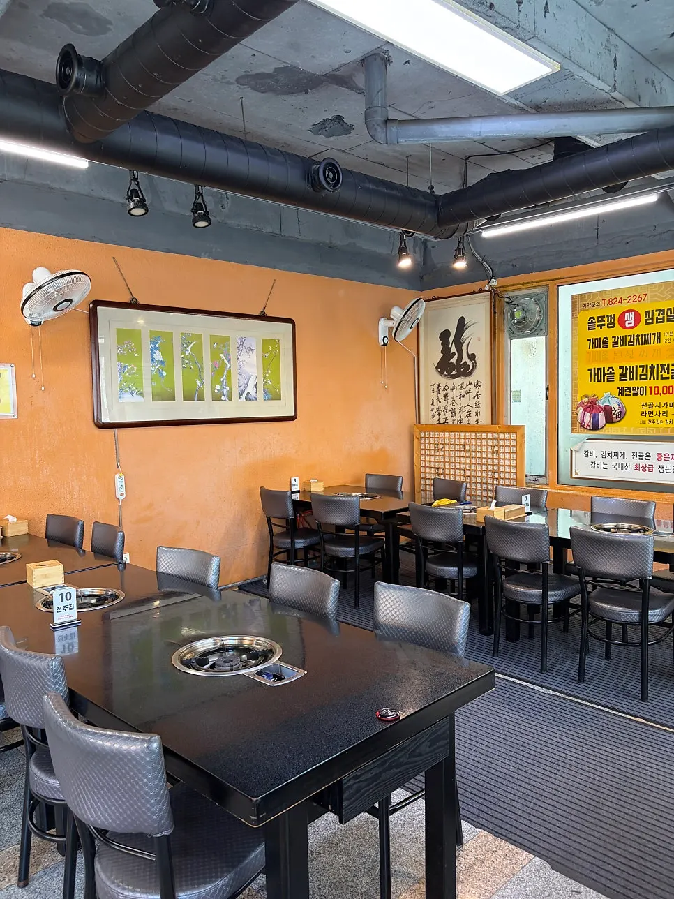 Spacious seating hall inside Jeonju House
