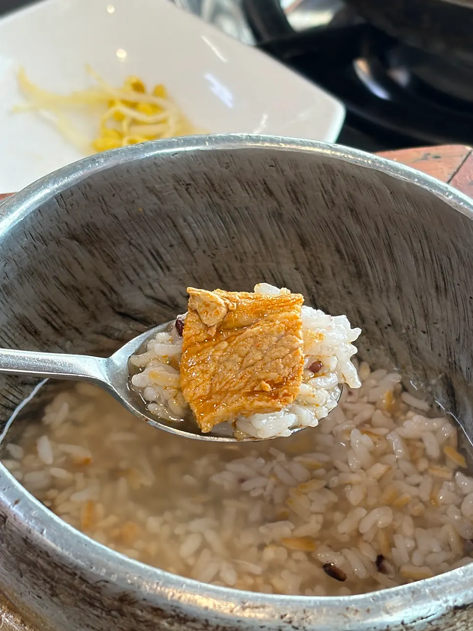 Rice-crust tea poured into the pot after scooping out the rice