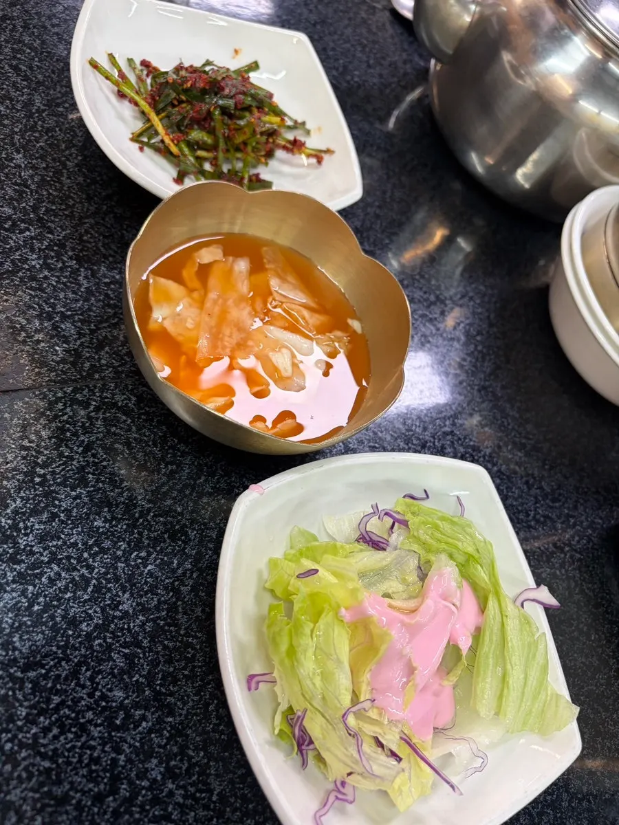 Seaweed salad and bean sprout side dishes