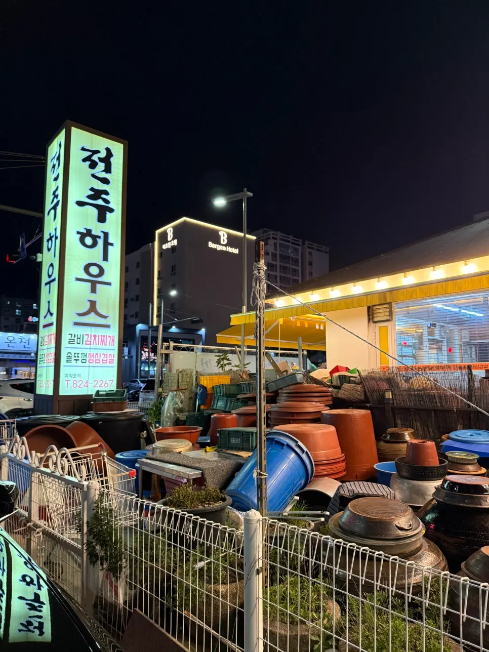 장독대가 놓인 전주하우스 외관