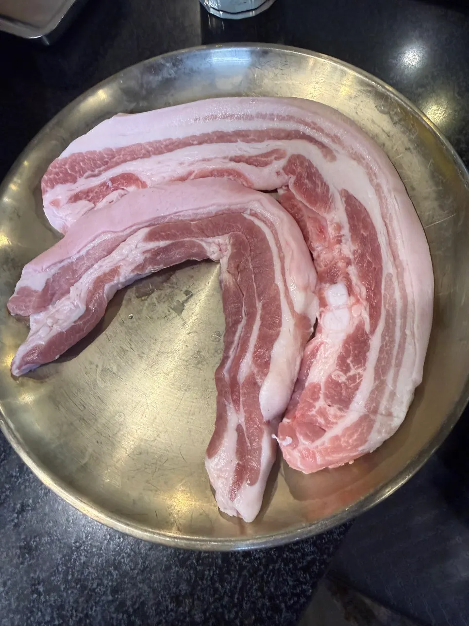 두툼한 생삼겹살 고기 두께