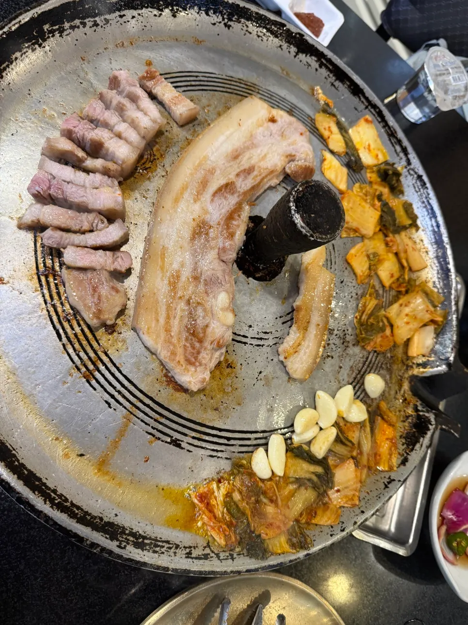 노릇하게 익어가는 솥뚜껑 삼겹살