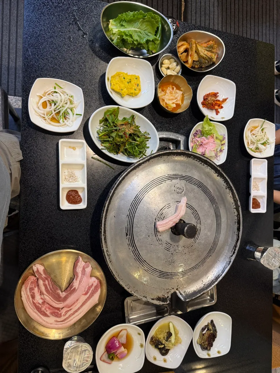 솥뚜껑에서 함께 구워지는 묵은지