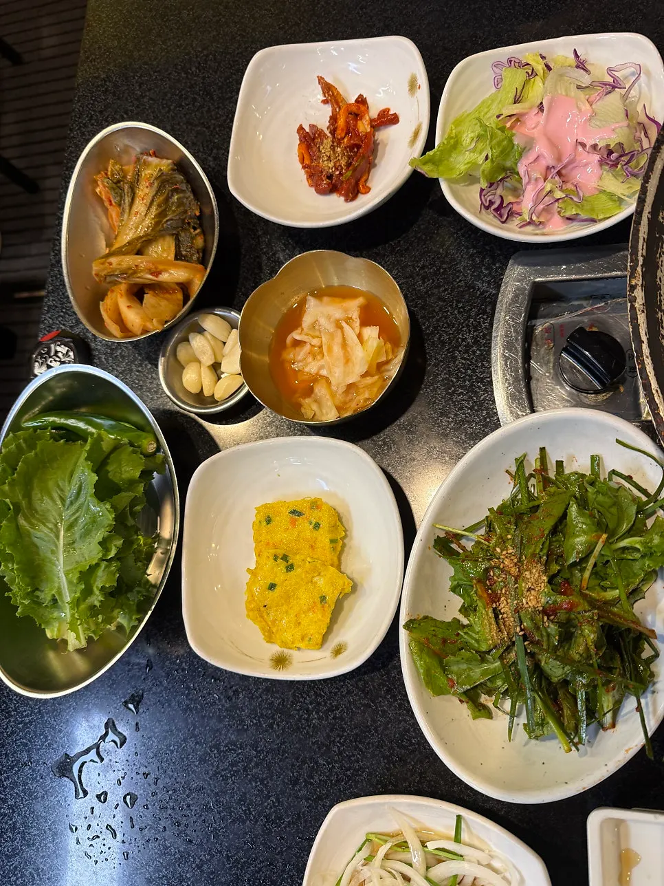 여러 가지로 차려진 기본 반찬
