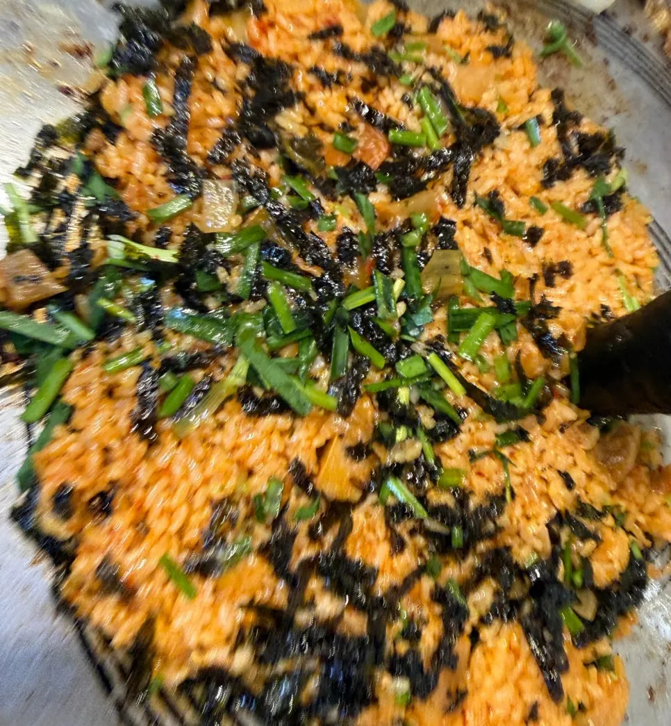 삼겹살과 된장찌개를 함께 차린 식사