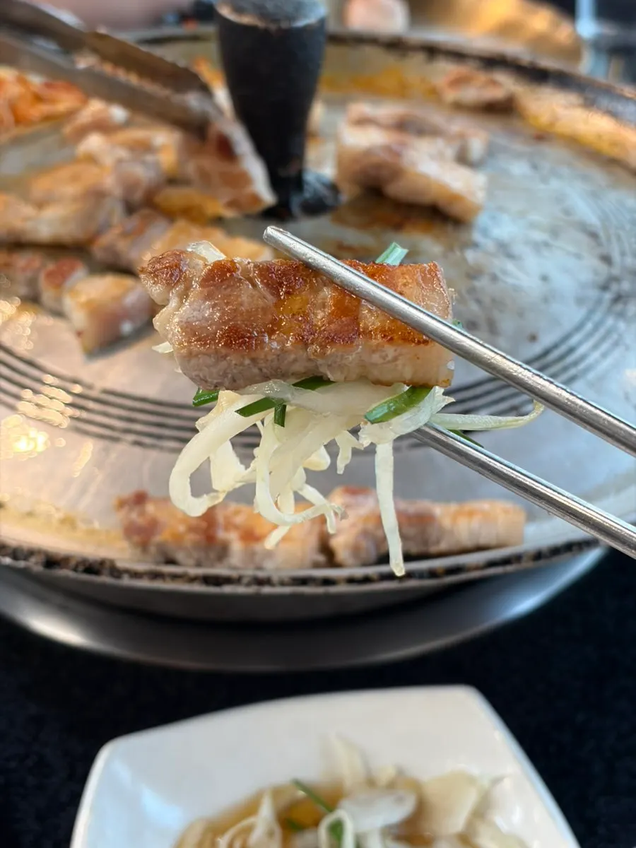 Garlic grilled together on the cast-iron lid