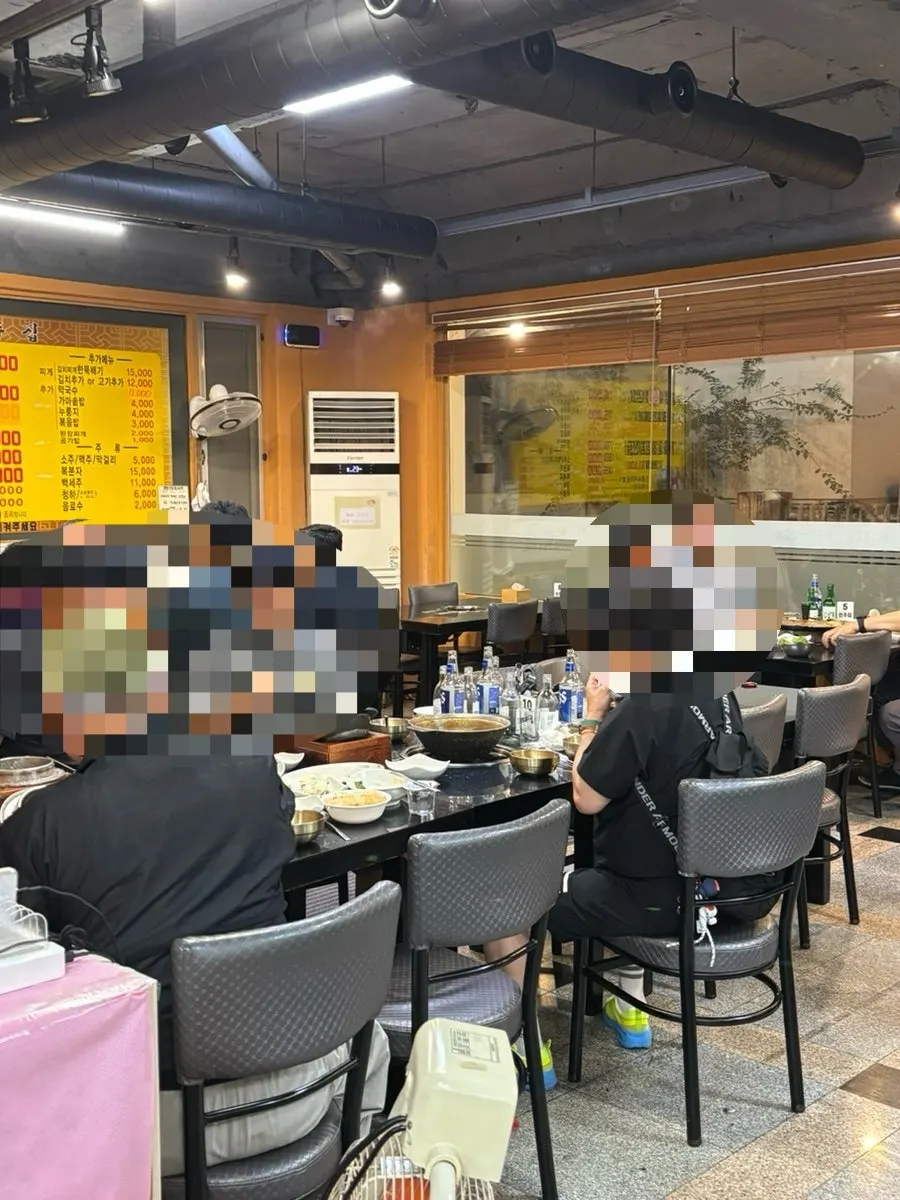 전주하우스 입구와 캐치테이블 기계
