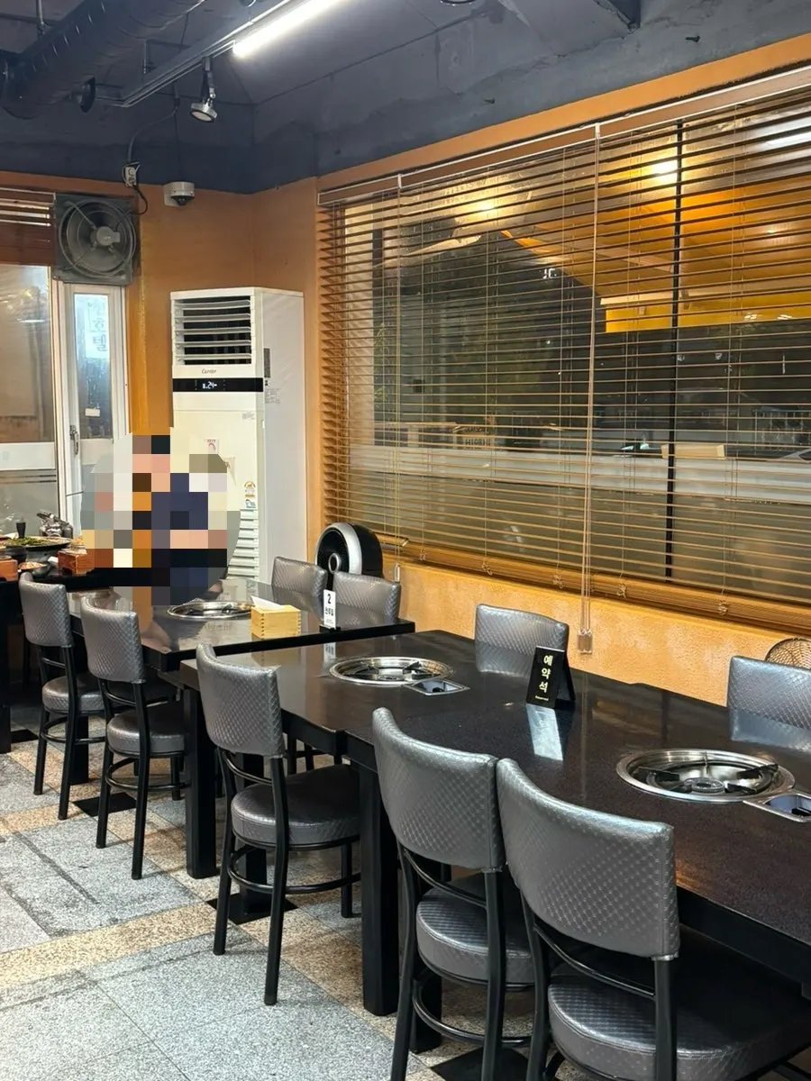 테이블이 양쪽으로 놓인 전주하우스 내부