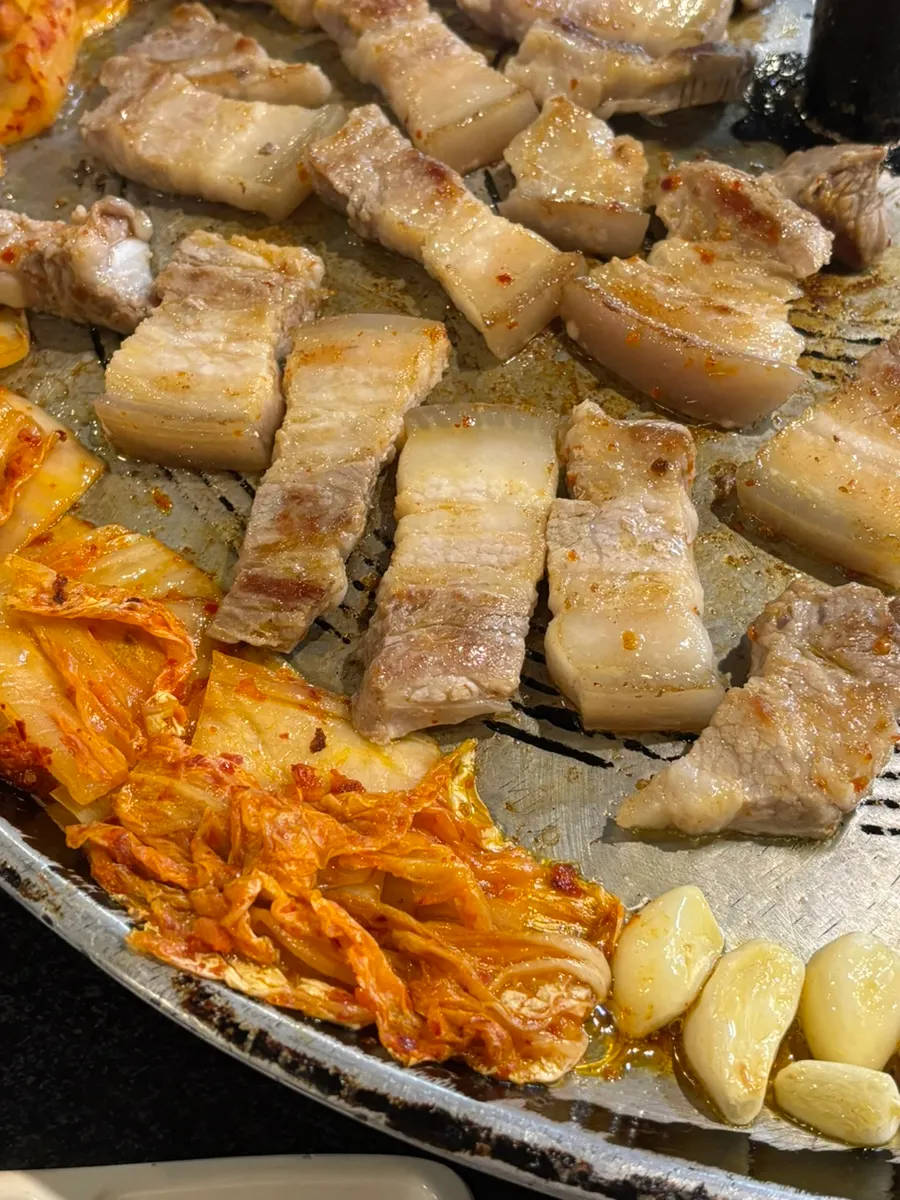 묵은지 깔고 굽는 솥뚜껑 생삼겹살