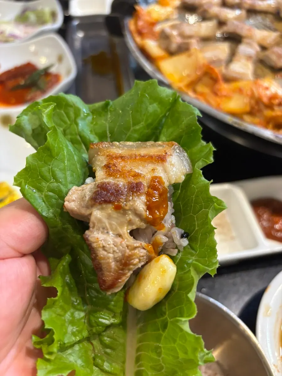 노릇하게 익은 솥뚜껑 삼겹살