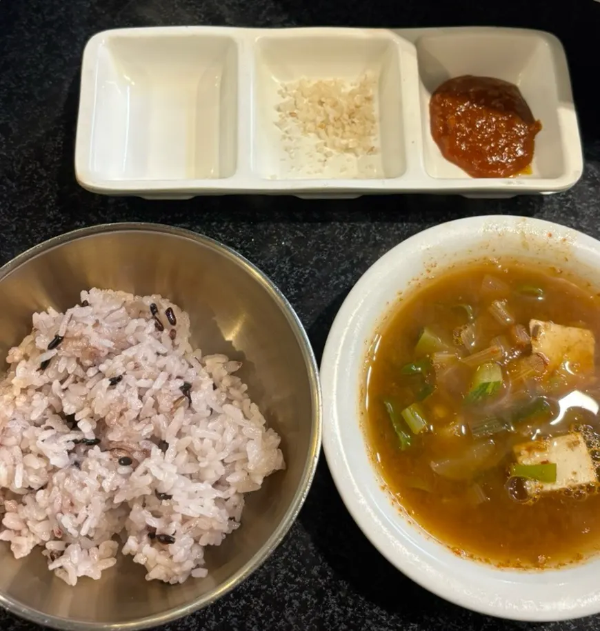 윤기 도는 전주하우스 가마솥밥
