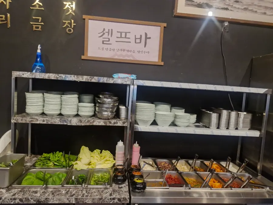 흑돼지 숙성 방식 안내가 있는 매장 한켠