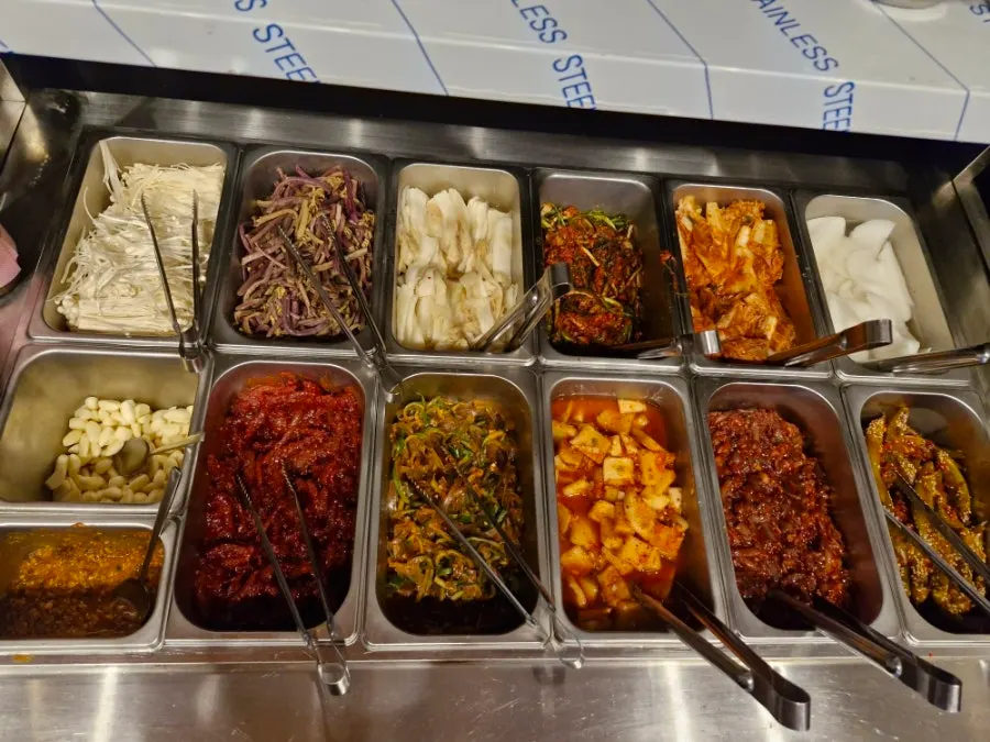 정갈하게 차려진 고기집 밑반찬 한상