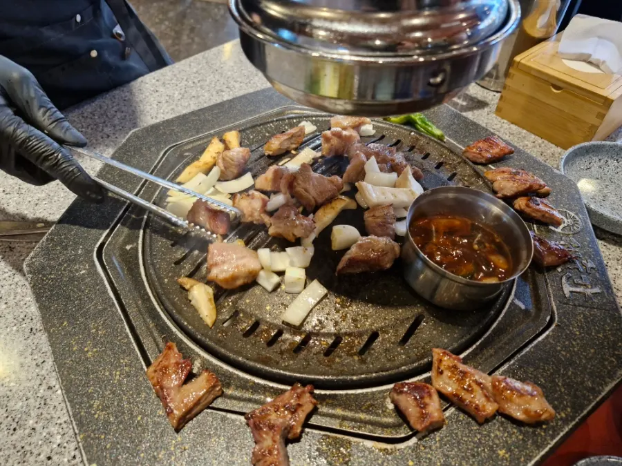 불판 위에서 구워지는 제주 흑돼지 특수부위