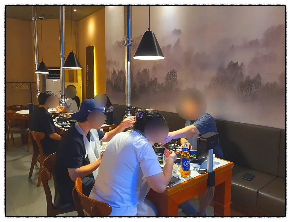 좌석이 꽉 찬 몽유도 신시가지점 매장 내부