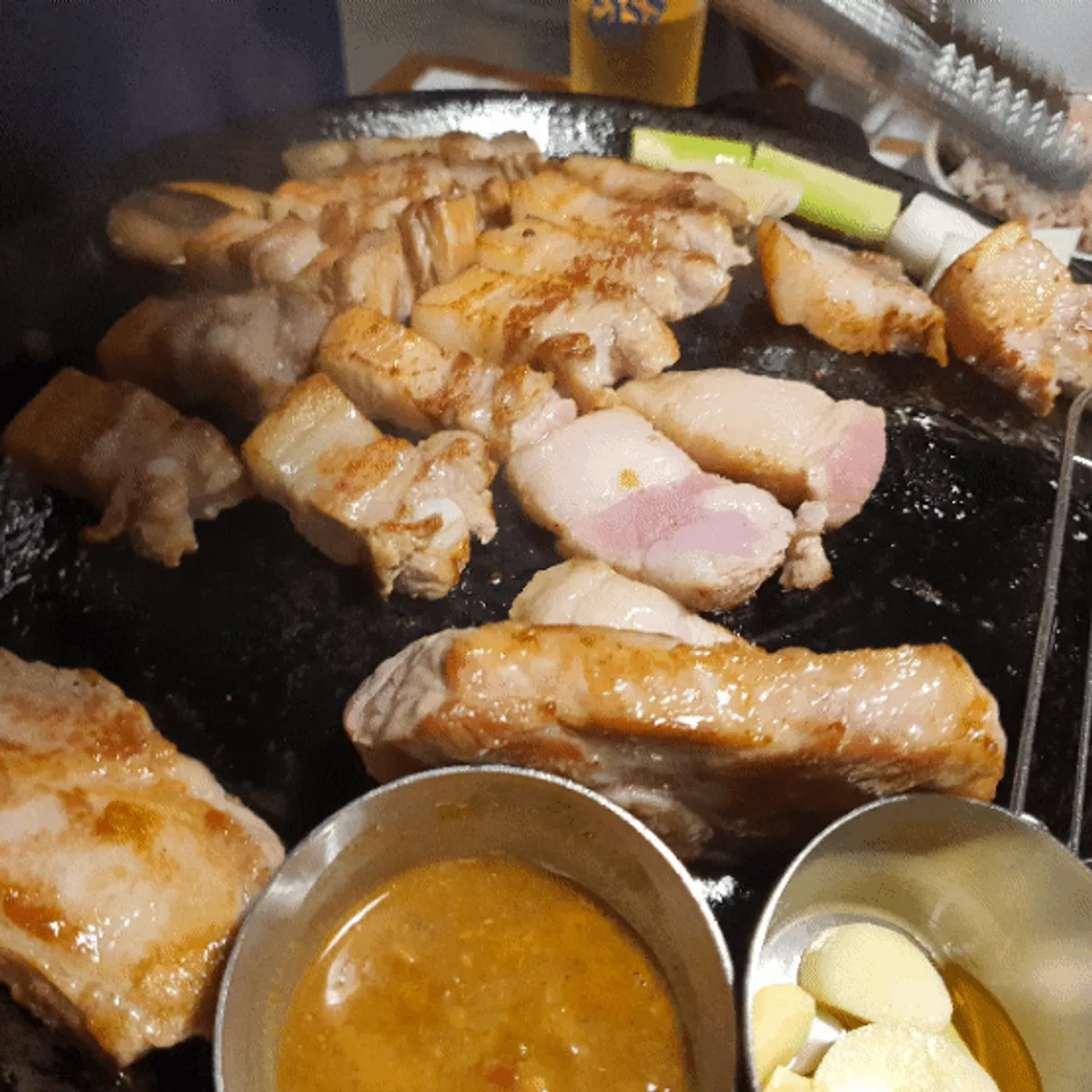 불판에서 구워지는 두툼한 삼겹살