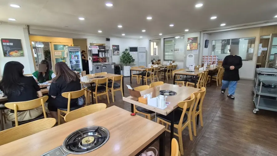 Interior table view at Jjukkumi Sinhwa Ajung-ri branch