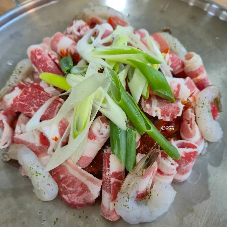 Jjukkumi cooking on the hot plate