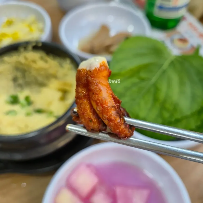 Perilla leaf wrap with bean sprouts and jjukkumi