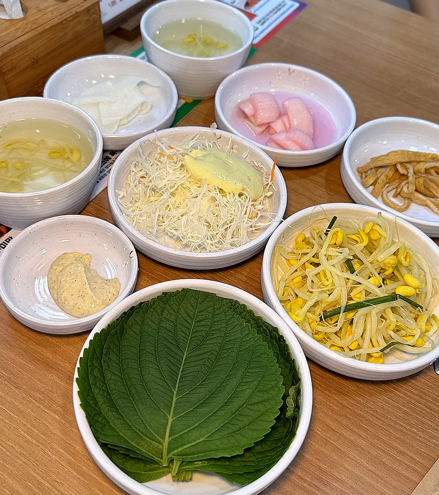 콩나물국과 반찬이 깔린 기본 상차림