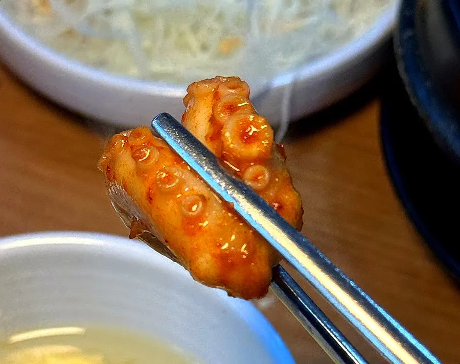 철판 위 쭈꾸미와 대파 볶음