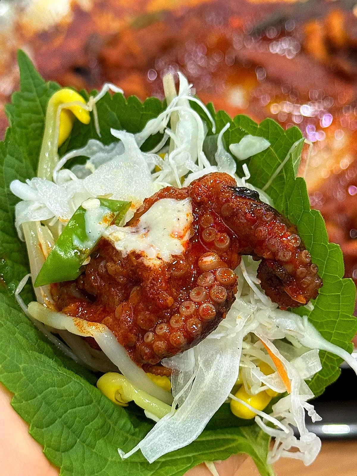 깻잎에 콩나물과 쭈꾸미를 올린 쌈