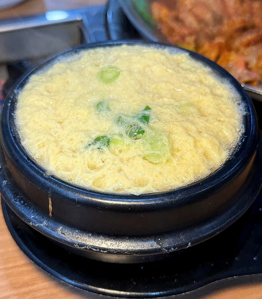 갈릭소스를 찍어 먹는 쭈꾸미