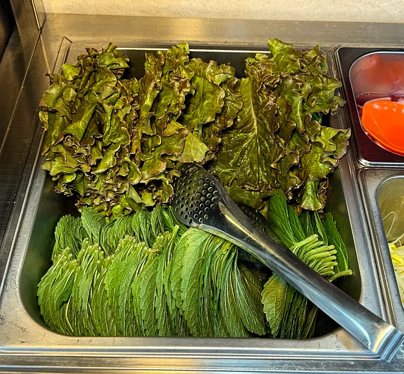 셀프바에서 담아온 깻잎과 상추