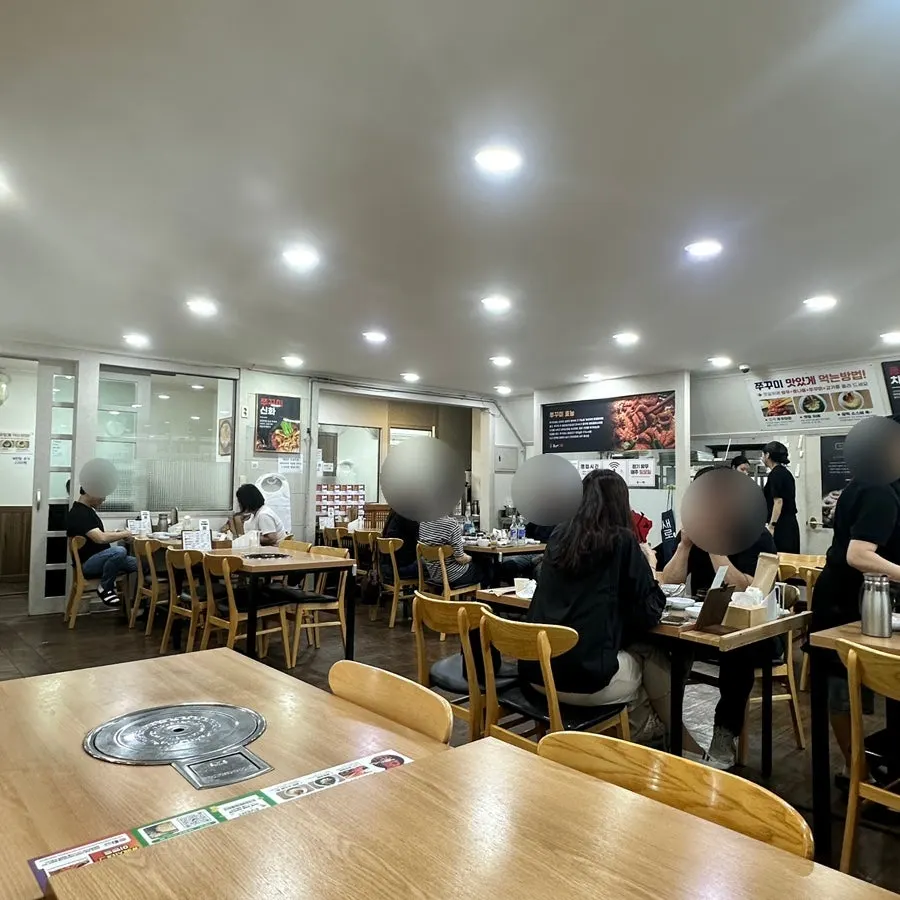 Spacious interior at Jeonju Jjukkumi Sinhwa