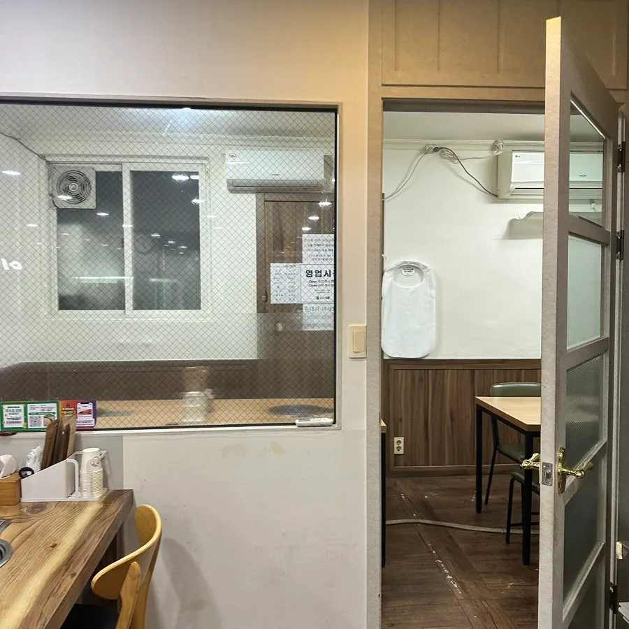 Private-room seating at Jeonju Jjukkumi Sinhwa