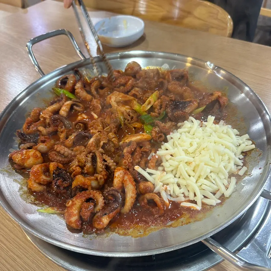 Extra cheese for volcano webfoot octopus