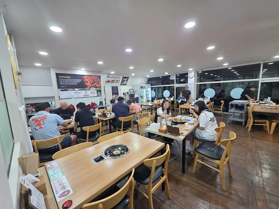 Meja di ruang utama Jeonju Jjukkumi Sinhwa Ajung-ri Main Branch