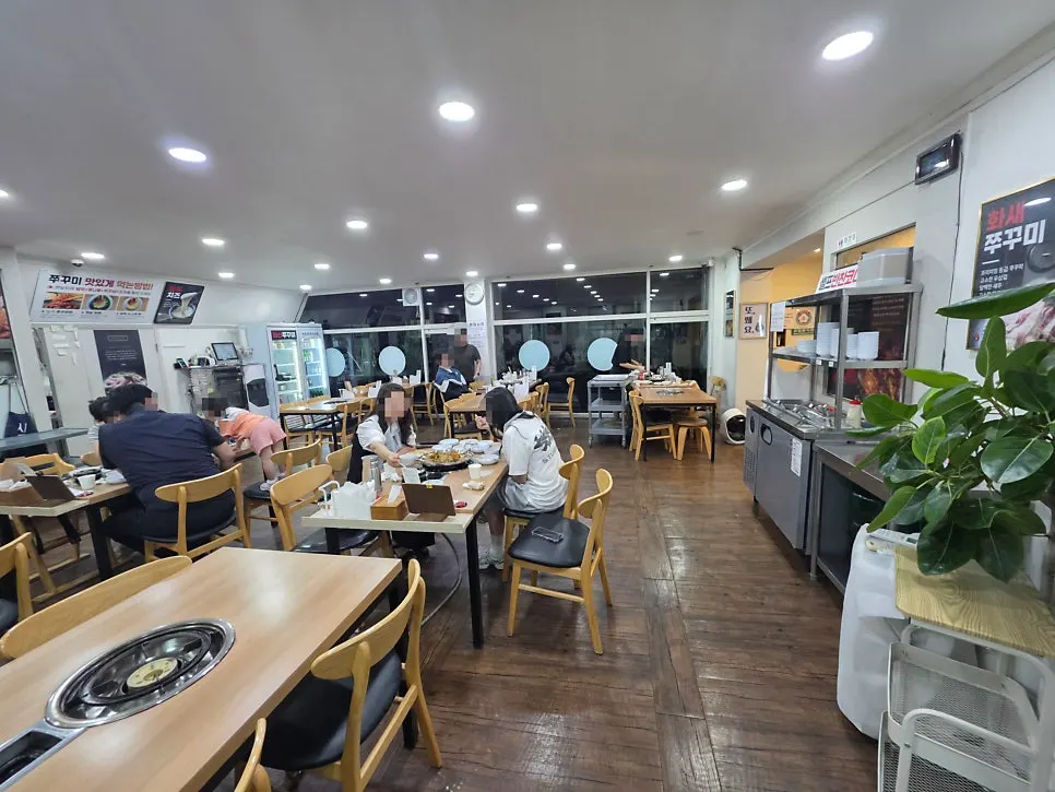 Kursi dengan jarak luas di Jeonju Jjukkumi Sinhwa Ajung-ri Main Branch