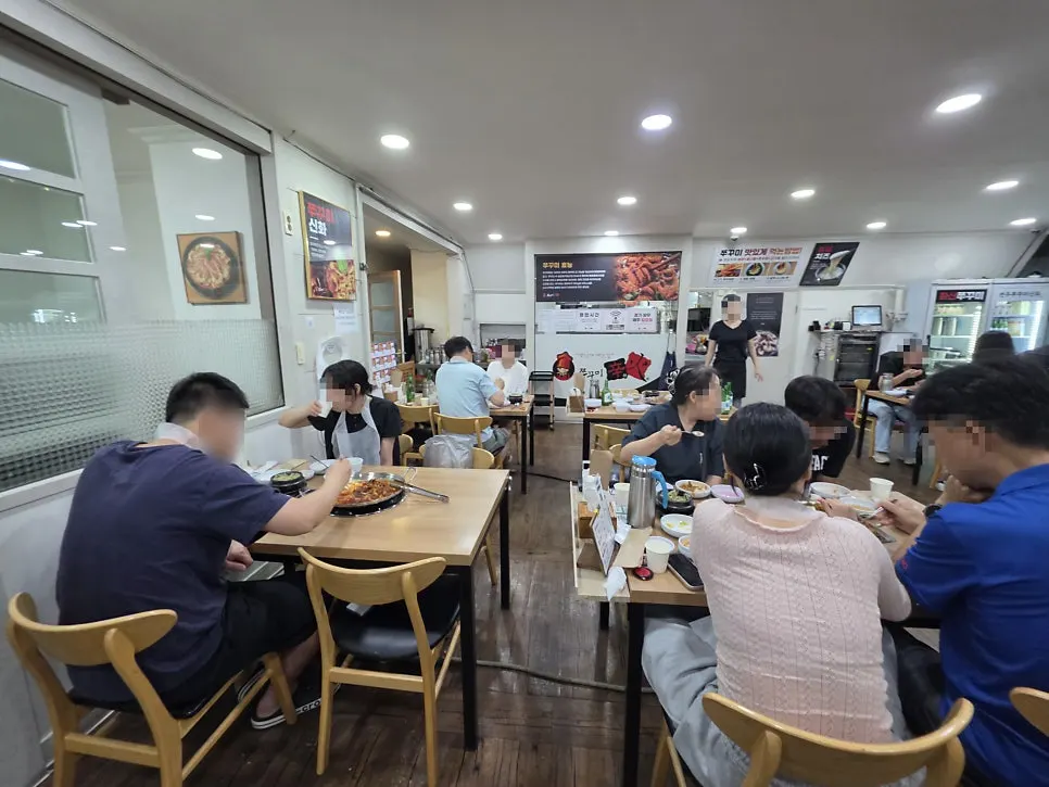 Ruang privat Jeonju Jjukkumi Sinhwa Ajung-ri Main Branch untuk acara kumpul dan kantor