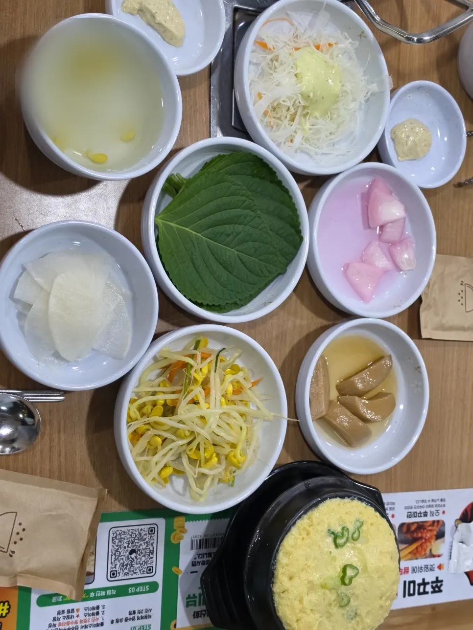Meja penuh dengan 10 jenis banchan