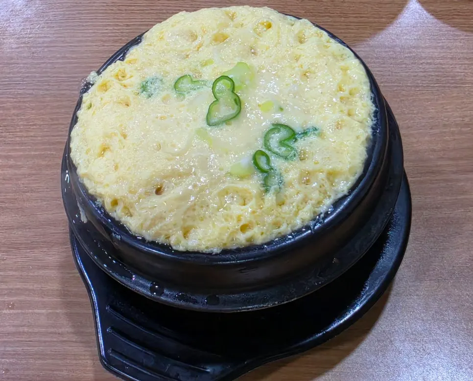 Piring salad dan acar sebagai banchan