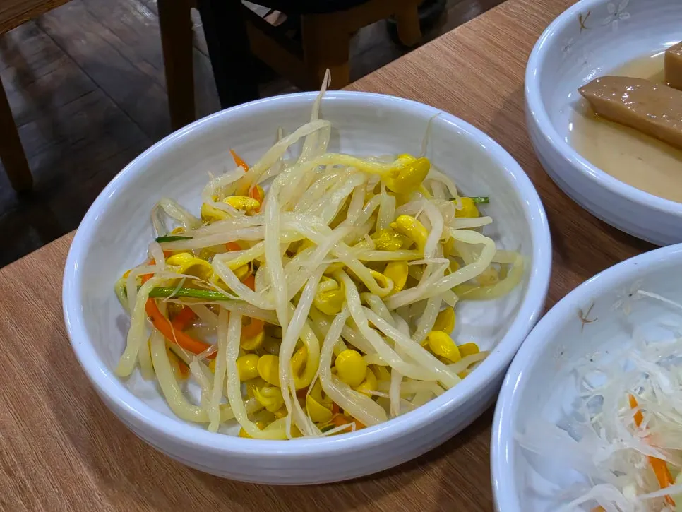 Banchan kongnamul muchim dan ssammu