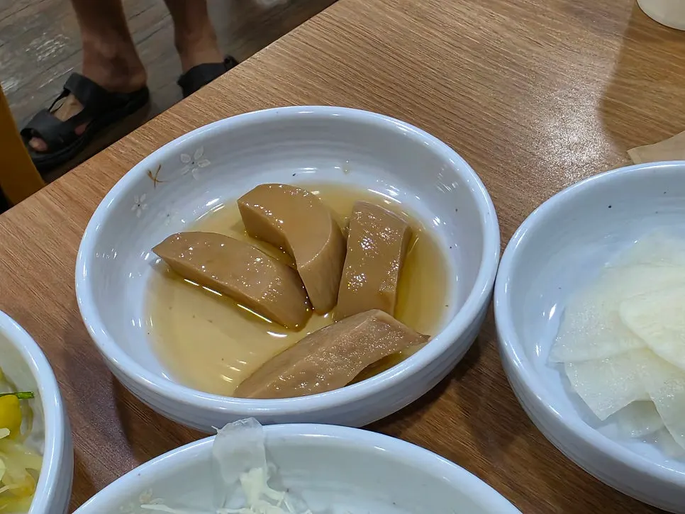 Sup kongnamul dan telur kukus yang disajikan bersama