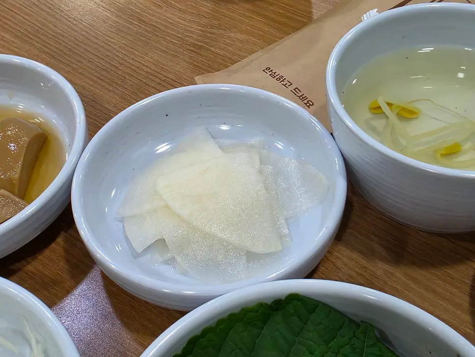 Odeng bokkeum bersama selada dan daun perilla untuk bungkus
