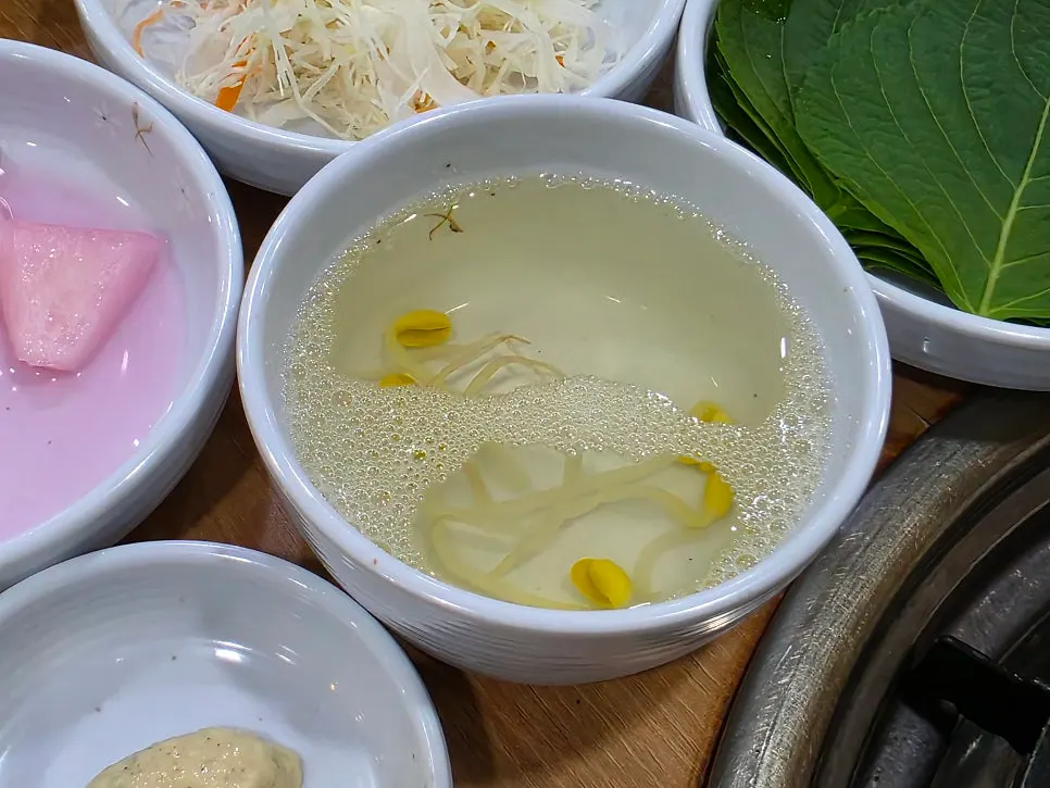 Self bar untuk mengisi ulang banchan dan saus
