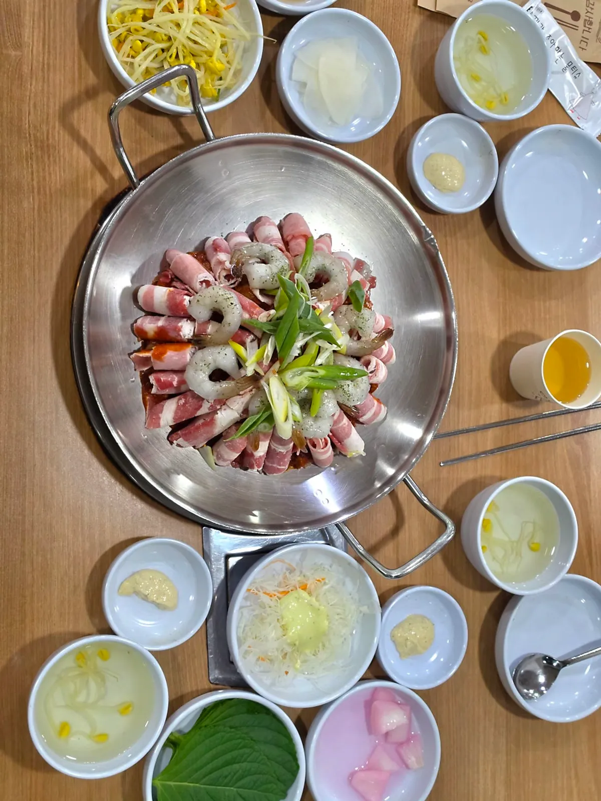 Hwasae 3 porsi berisi jjukkumi, beef brisket, dan udang