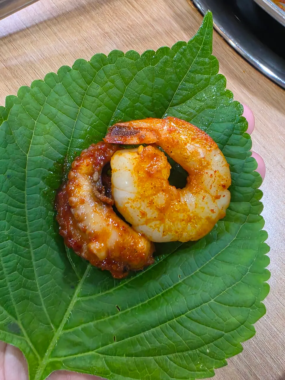 Hwasae dibungkus dengan daun perilla