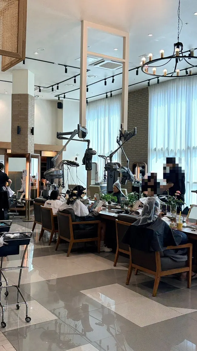 Spacious, upscale service seating area