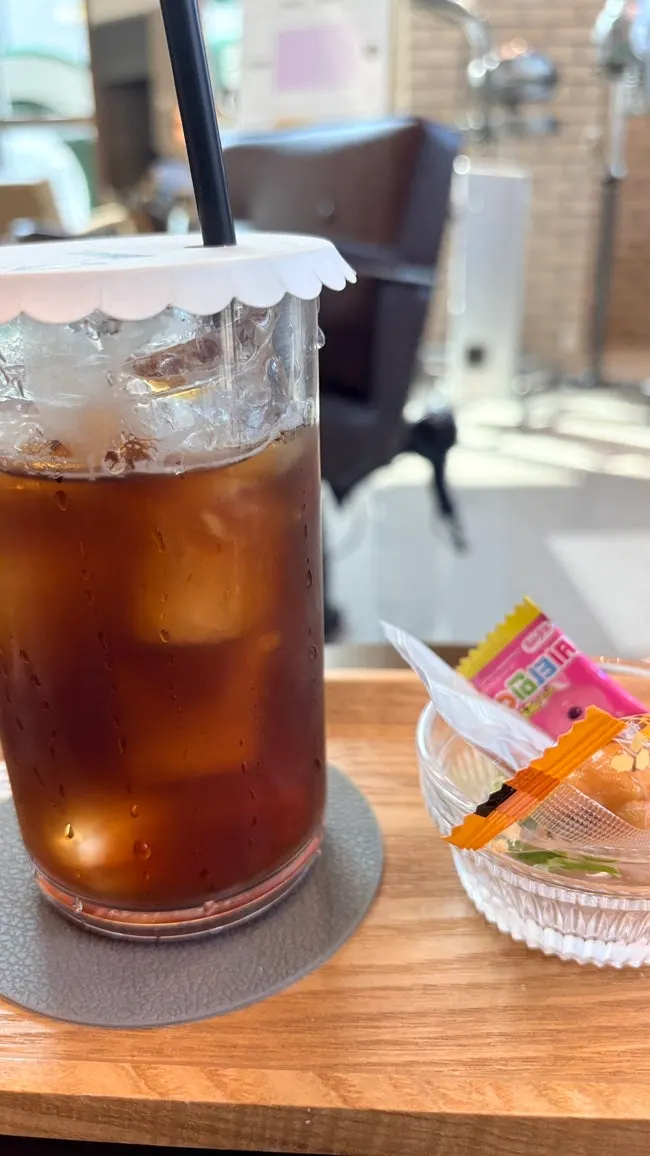 Iced americano and a snack served during the color wait
